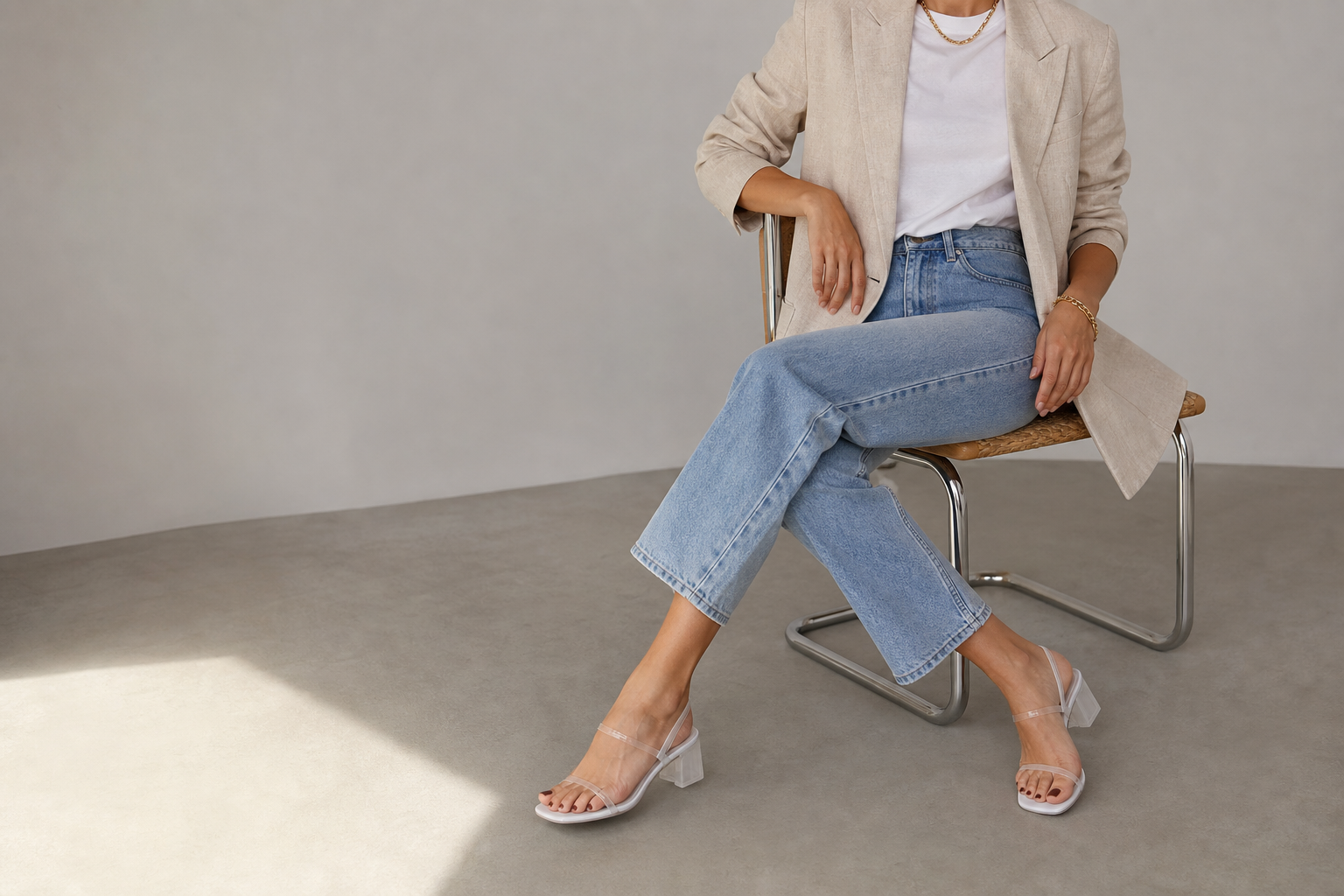 Iris Law nosi jelly heels. Ten modowy hit lata 2026 łatwo połączyć z prostą garderobą - grafika 2