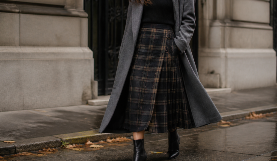 Kilt skirt wraca jesienią 2026. Jak nosić kraciastą spódnicę z prostą garderobą? - grafika 1