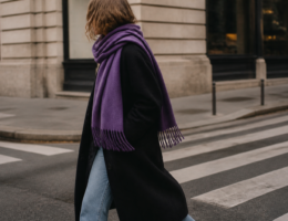 Królewski fiolet to kolor sezonu jesień 2026. Tak nosić go tanio w street style’u - grafika 1