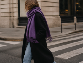 Królewski fiolet to kolor sezonu jesień 2026. Tak nosić go tanio w street style’u - grafika 1